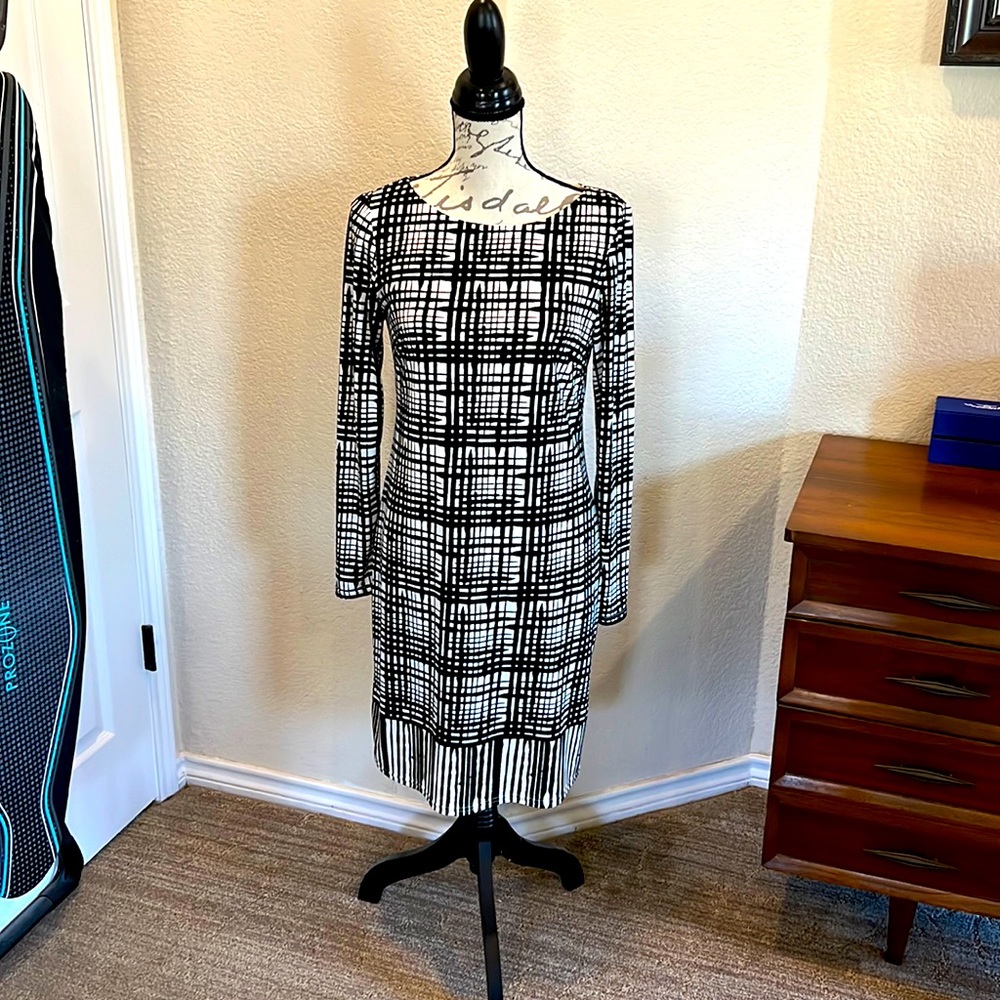 Vince Camuto Black and White dress. Size 8. Gold zipper.